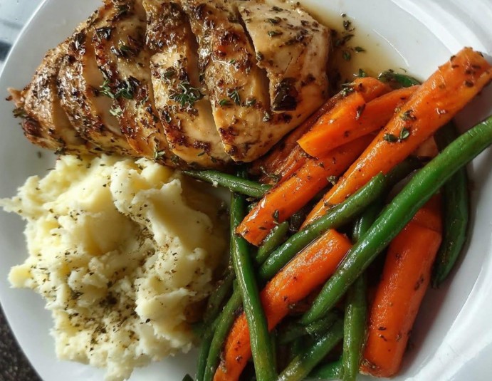 𝐆𝐚𝐫𝐥𝐢𝐜 𝐇𝐞𝐫𝐛 𝐂𝐡𝐢𝐜𝐤𝐞𝐧 𝐰𝐢𝐭𝐡 𝐂𝐫𝐞𝐚𝐦𝐲 𝐌𝐚𝐬𝐡𝐞𝐝 𝐏𝐨𝐭𝐚𝐭𝐨𝐞𝐬 & 𝐒𝐚𝐮𝐭𝐞́𝐞𝐝 𝐕𝐞𝐠𝐠𝐢𝐞𝐬