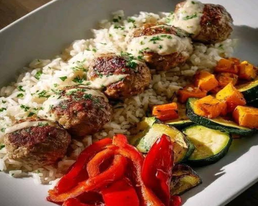 𝐂𝐫𝐞𝐚𝐦𝐲 𝐆𝐚𝐫𝐥𝐢𝐜 𝐌𝐞𝐚𝐭𝐛𝐚𝐥𝐥 𝐁𝐨𝐰𝐥 𝐰𝐢𝐭𝐡 𝐑𝐨𝐚𝐬𝐭𝐞𝐝 𝐕𝐞𝐠𝐠𝐢𝐞𝐬